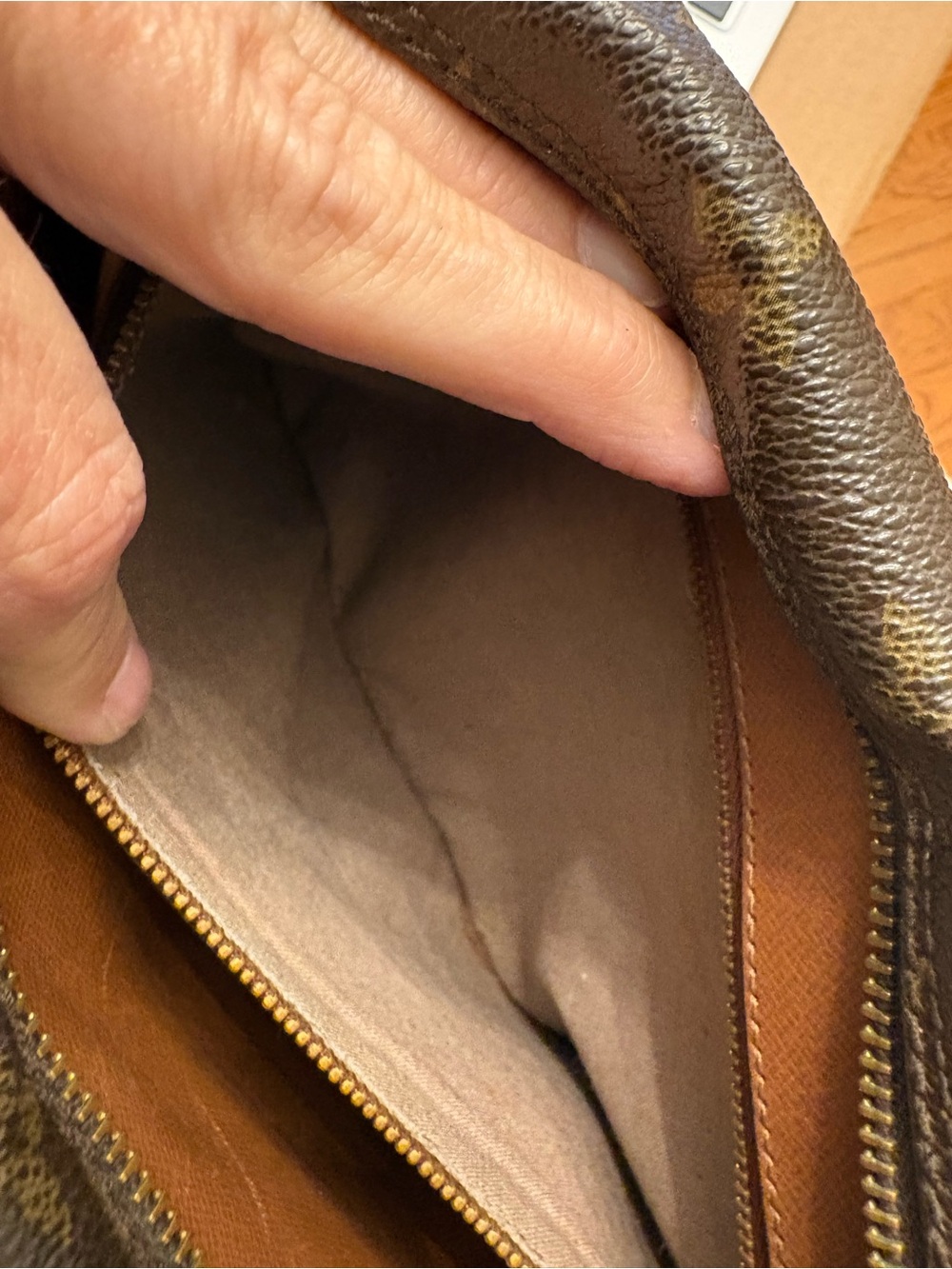 AUTH Vintage Louis Vuitton Monogram Crossbody Camera Bag - Date Code 874 TH - Picture 7 of 17